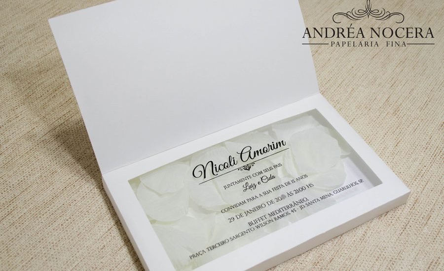 Convite com Pétalas Brancas