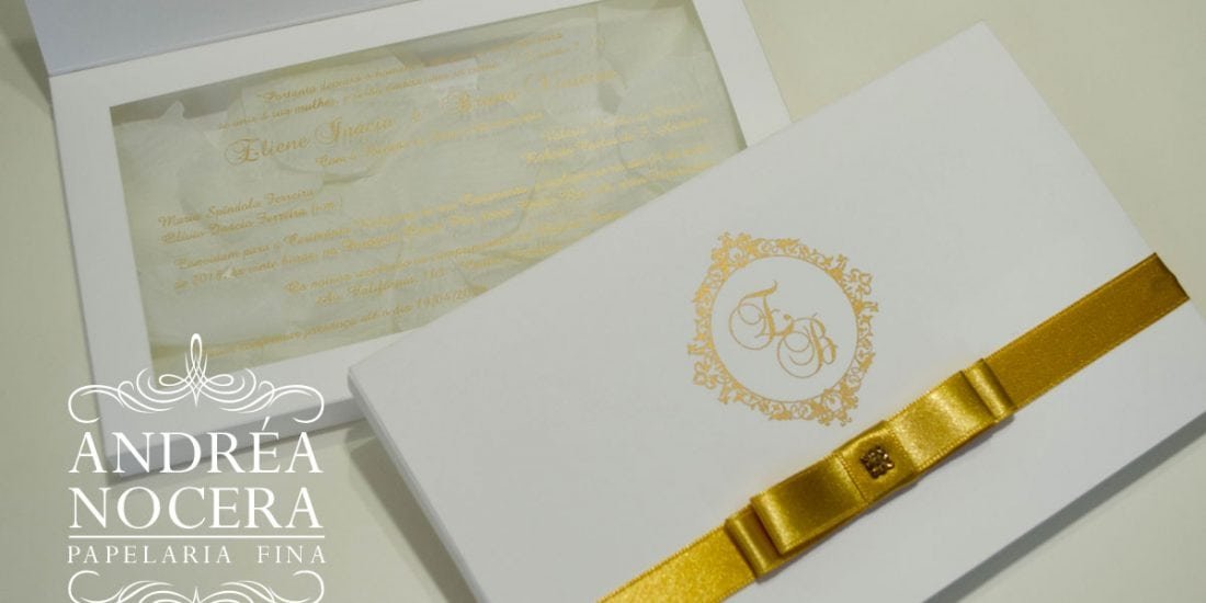 Convite de Casamento com Pétalas de Rosa