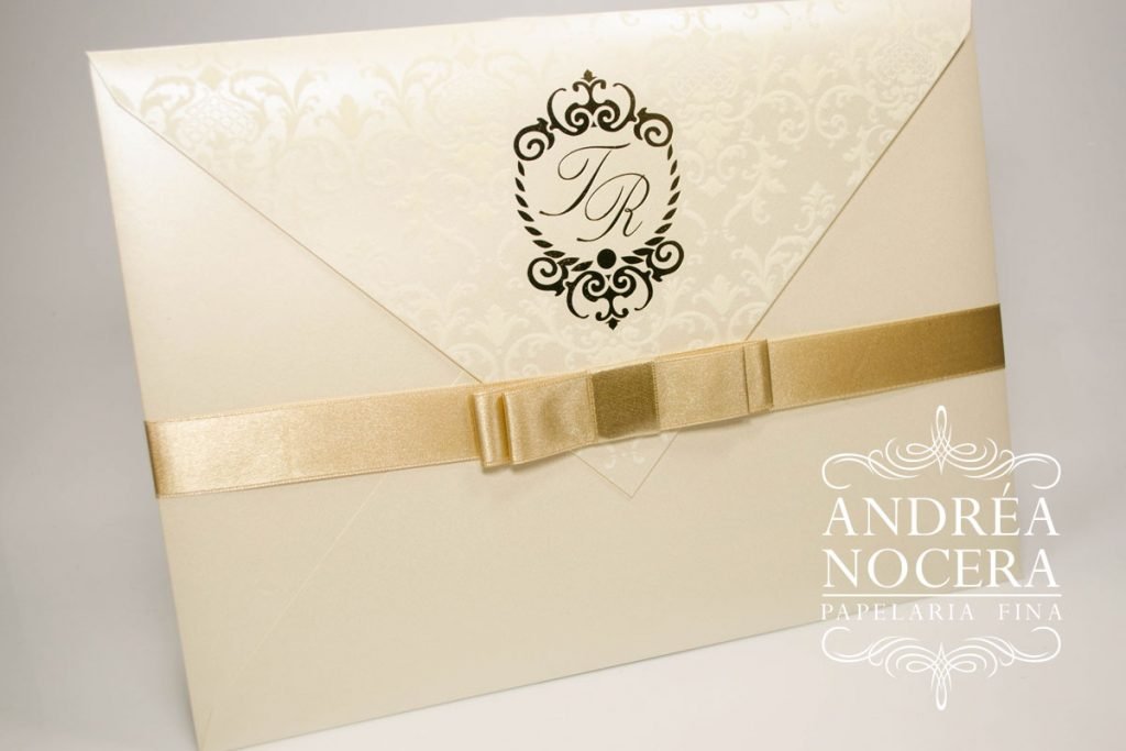 Convite de Casamento com Brasão Dourado e Veludo