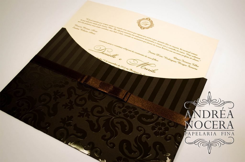 Convite de casamento marrom e marfim com relevo