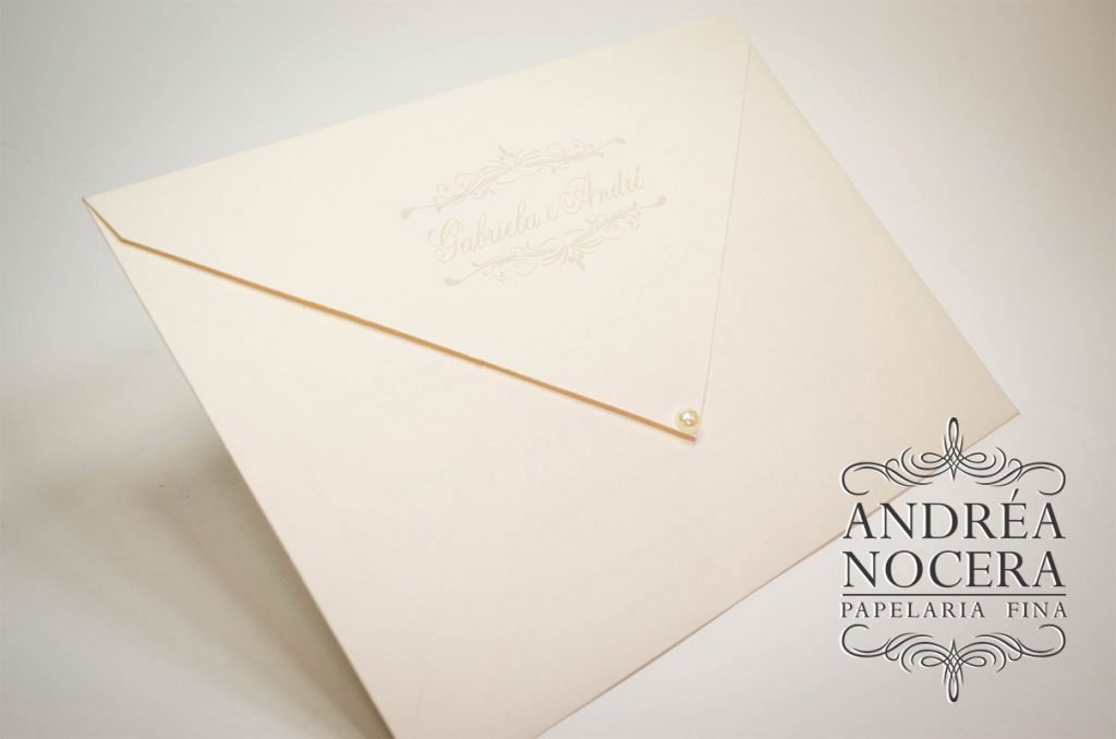 Convite clean clássico de casamento com meia pérola