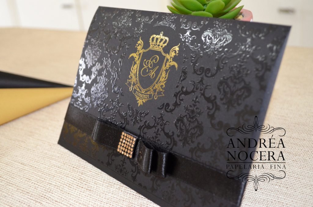 Convite de Casamento Preto com Brasão Dourado