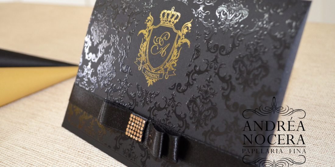 Convite de Casamento Preto com Brasão Dourado