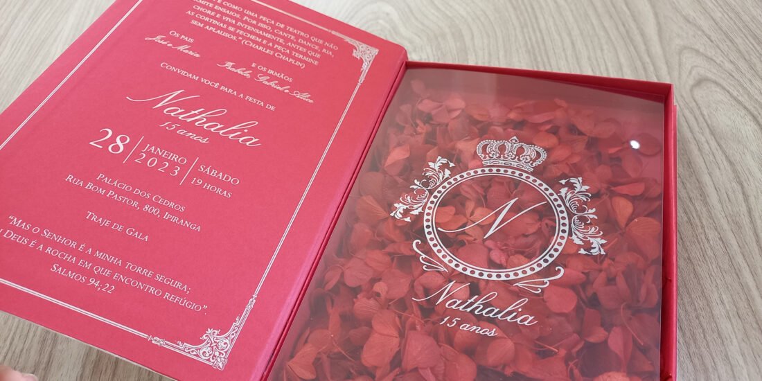 Convite de 15 anos com o tema Rainha Vermelha