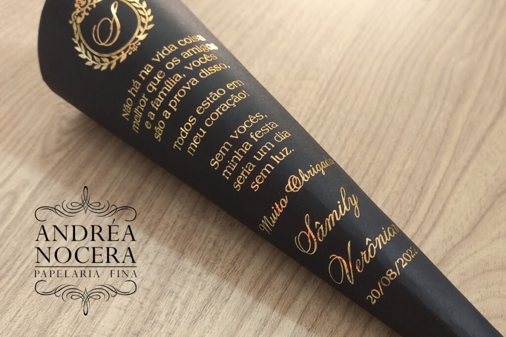 Cones para colocar pétalas de rosas para casamento