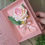 Convite de 15 anos Rosa e Dourado com Flor Dentro