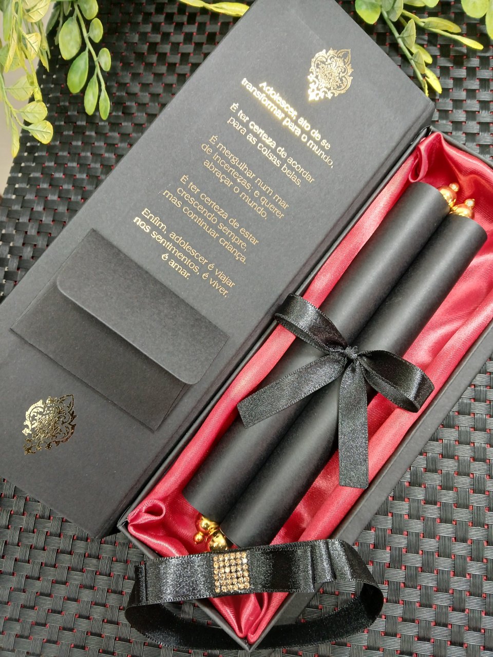 Convite Estilo Pergaminho Preto e Dorado Convite Estilo Pergaminho Preto e Dorado