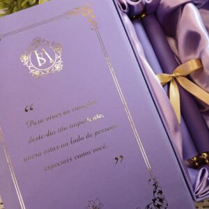 Convite de Luxo em Pergaminho Lilás para Festa de Debutante