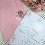 Convite de 15 anos com envelope rosa e brasão em acrílico espelhado