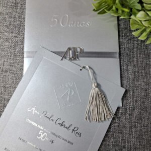 Convite de 50 anos em papel branco brilhante com detalhes em prata