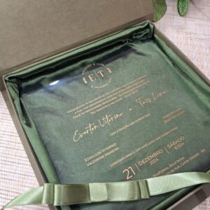 Convite de casamento cartonado verde e dourado com acetato