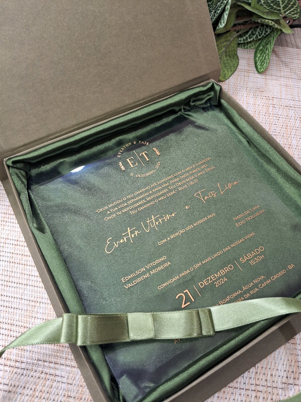 Convite de casamento cartonado verde e dourado com acetato